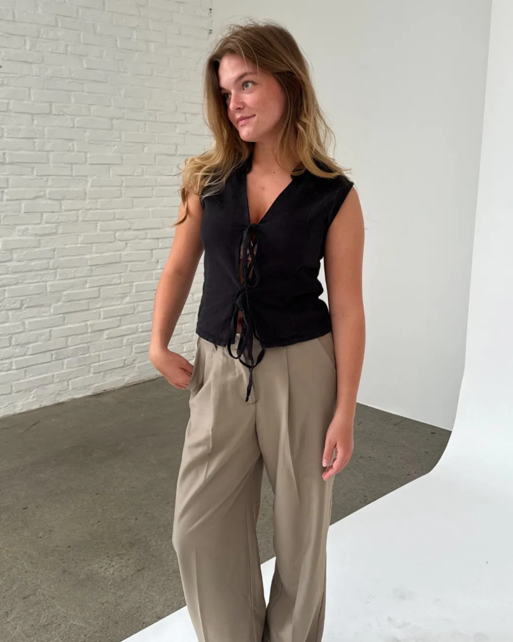 ANNIKA top med bindebånd, sort