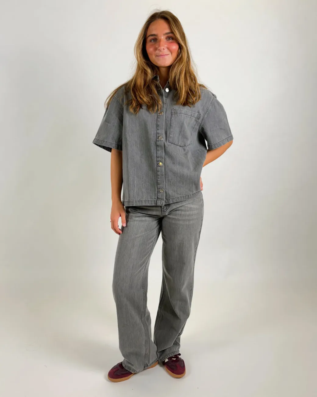 LOUISE kortærmet denim skjorte, grå