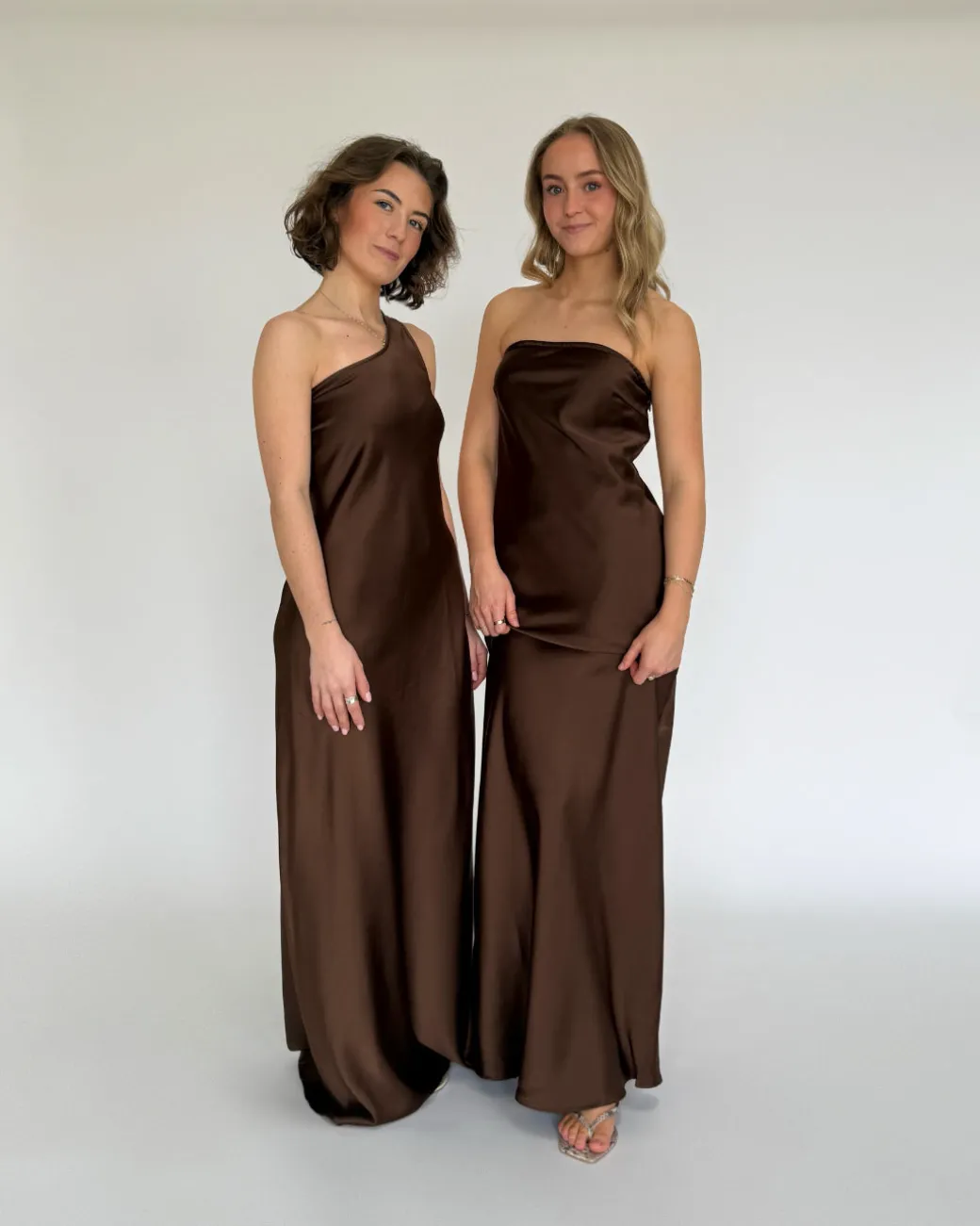 NAT one shoulder kjole, brun