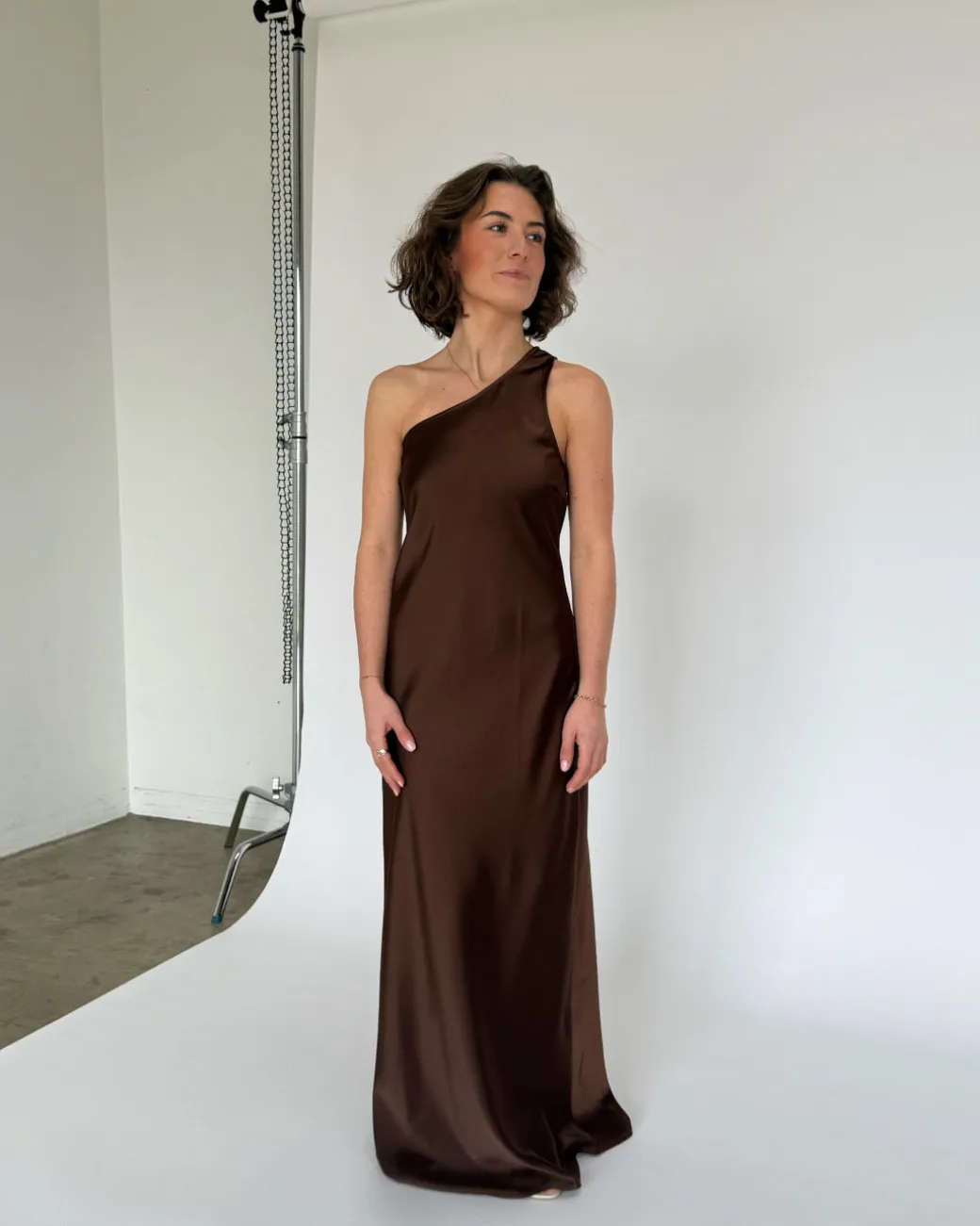 NAT one shoulder kjole, brun