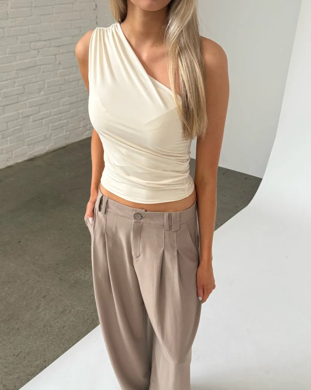 SCARLETT one shoulder top, creme
